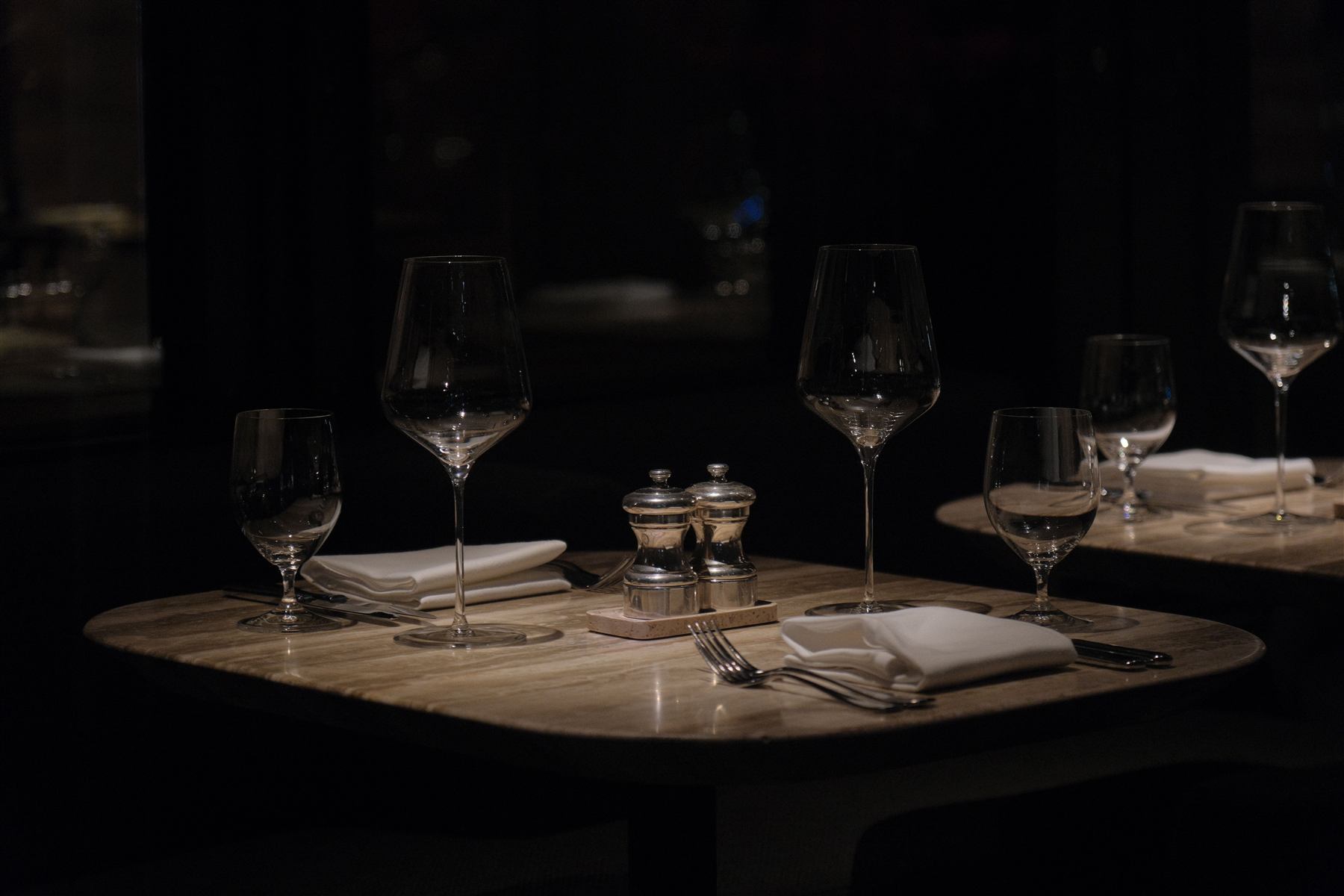 Wnętrze kameralnej sali restauracyjnej ARDORE